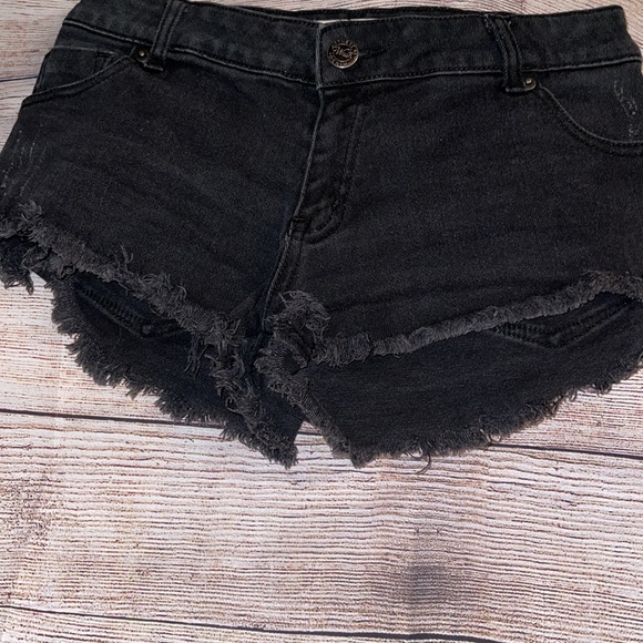 EUC- COTTON ON BLACK DENIM DISTRESSED SHORTS SZ 6 - Picture 4 of 8